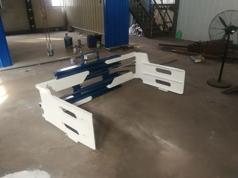 Bale clamp for plastic